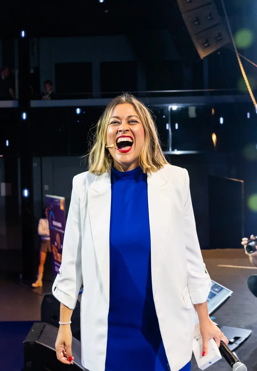 Andrea Salas en escena durante un evento producido por Más Eventos 360